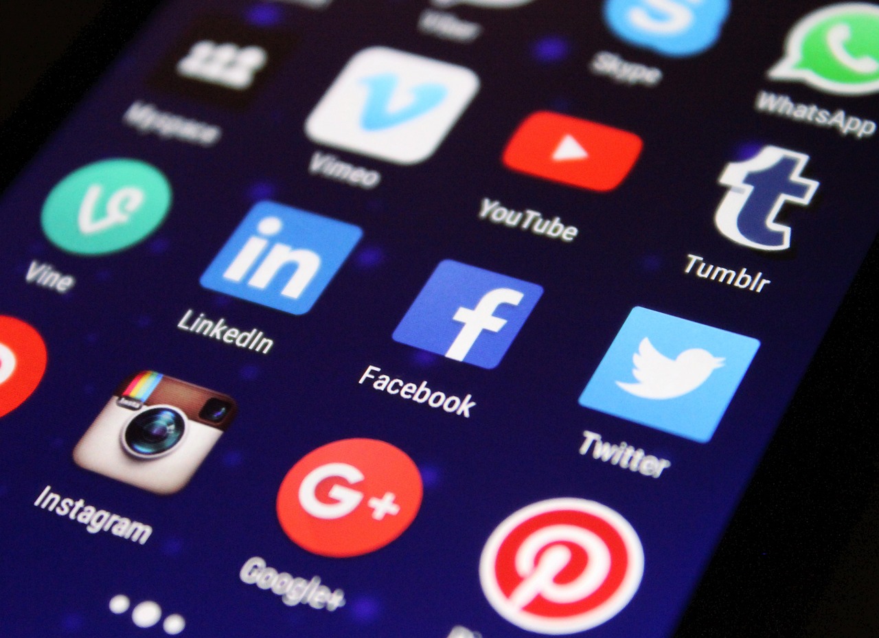 Enhancing Visual Storytelling on Social Media